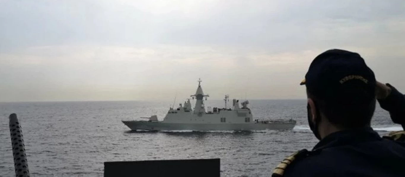 Η φρεγάτα «Ύδρα» στα Στενά του Ορμούζ με υψωμένη την γαλανόλευκη